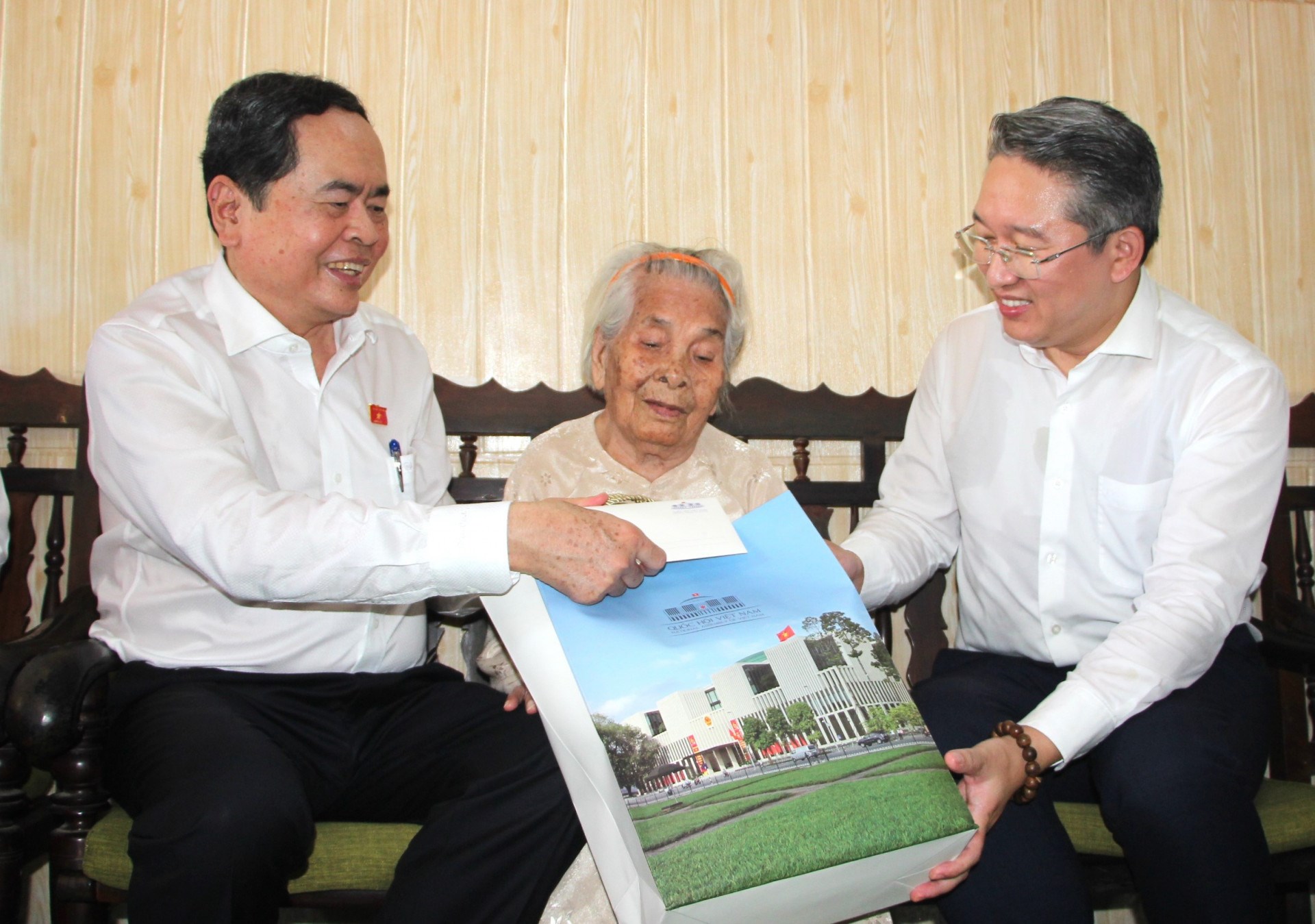 Phó Chủ tịch Thường trực Quốc hội Trần Thanh Mẫn thăm, tặng quà Mẹ Việt Nam anh hùng Võ Thị Mận