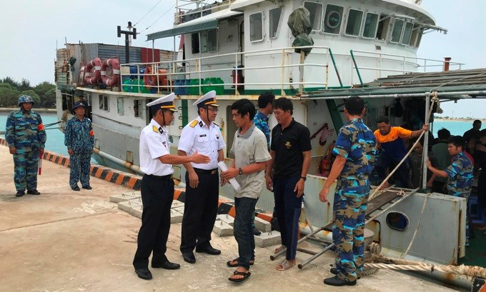 Đảo Sinh Tồn hỗ trợ 46 ngư dân Quảng Ngãi gặp nạn trên biển