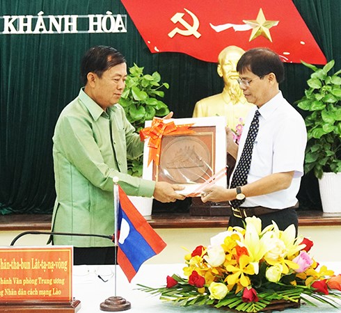 Tiếp đoàn công tác của Văn phòng Trung ương Đảng Nhân dân cách mạng Lào