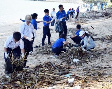 Đoàn viên thanh niên ra quân dọn vệ sinh bãi biển sau mưa lũ