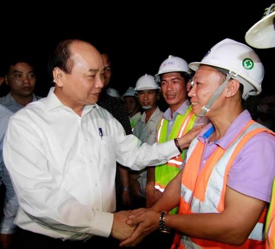 Thủ tướng Nguyễn Xuân Phúc kiểm tra tiến độ dự án hầm đường bộ qua đèo Cả