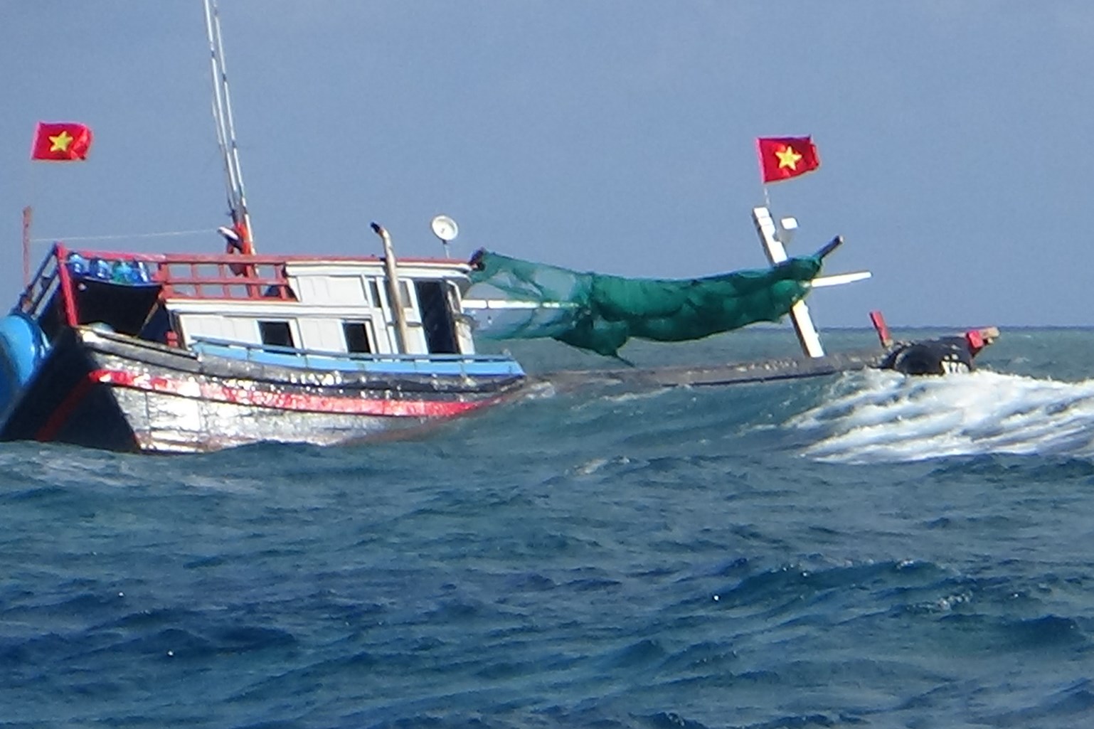 Đảo Đá Lát hỗ trợ ngư dân tỉnh Ninh Thuận bị sóng đánh chìm tàu
