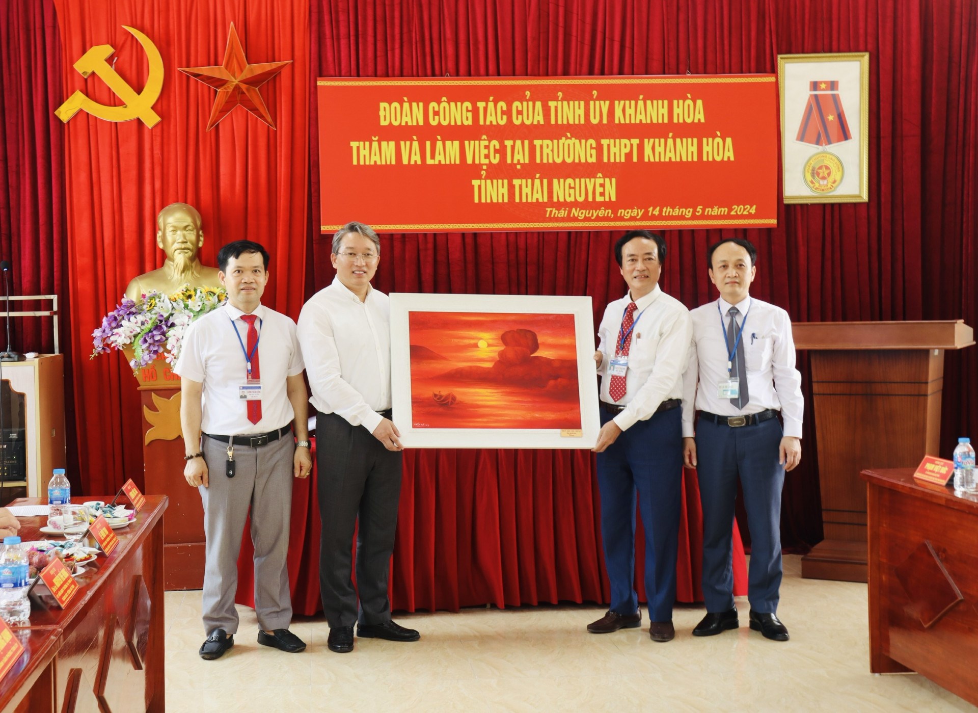 Bí thư Tỉnh ủy Nguyễn Hải Ninh thăm trường THPT Khánh Hòa ở tỉnh Thái Nguyên