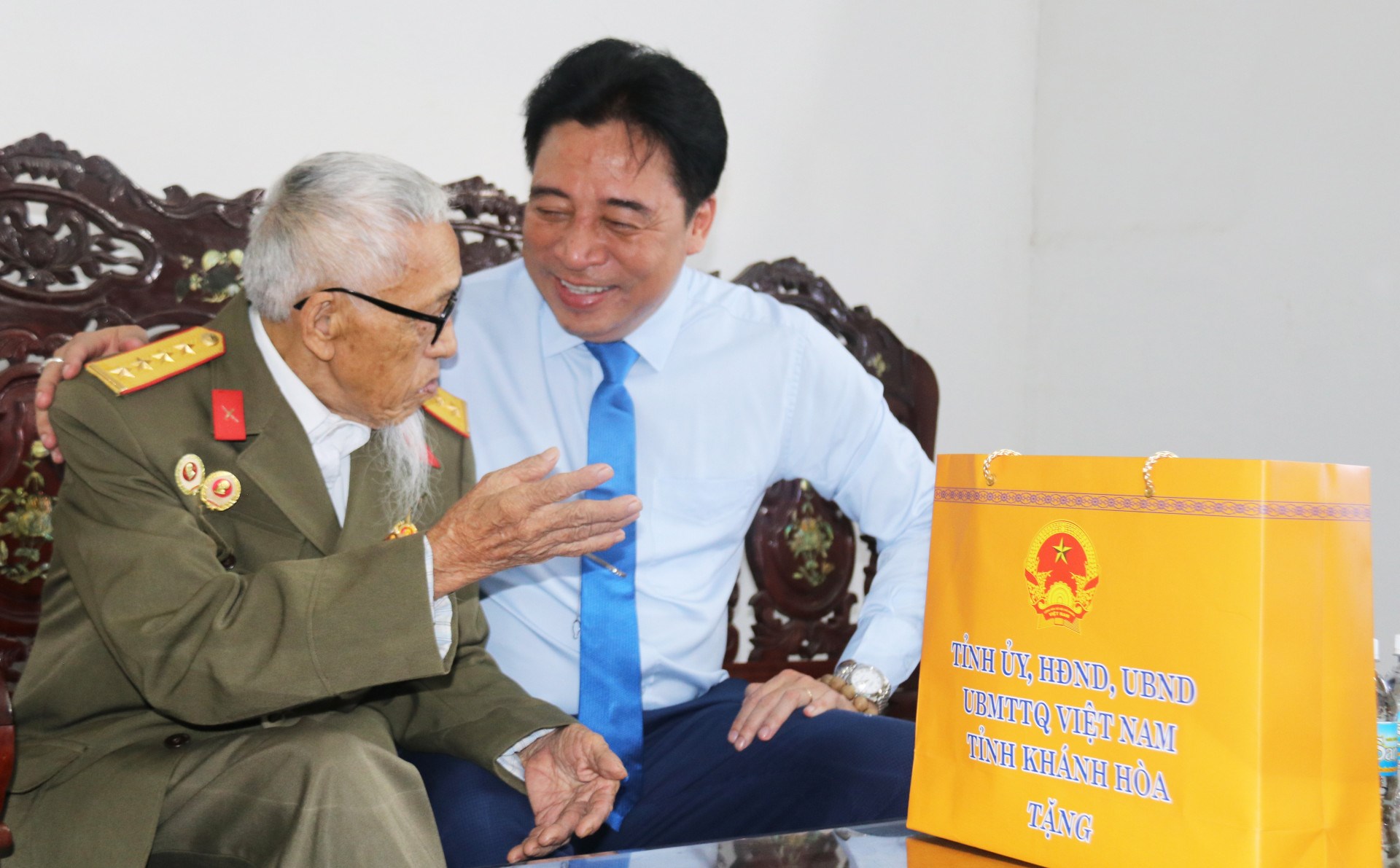 Phó Bí thư Thường trực Tỉnh ủy Nguyễn Khắc Toàn thăm, tặng quà quân nhân, dân công TP. Cam Ranh
