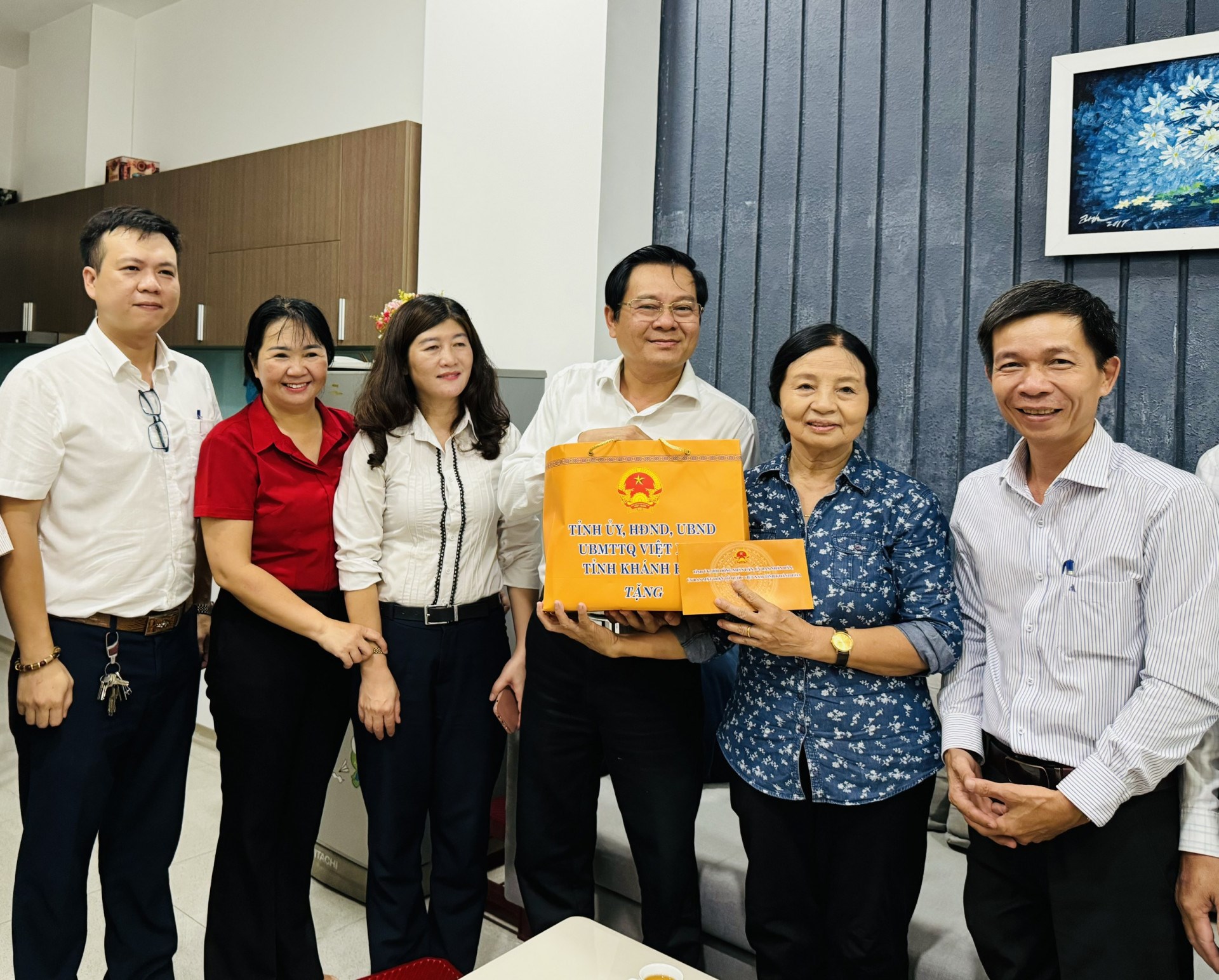 Phó Chủ tịch Thường trực HĐND tỉnh Trần Mạnh Dũng thăm, tặng quà người có công với cách mạng ở Nha Trang