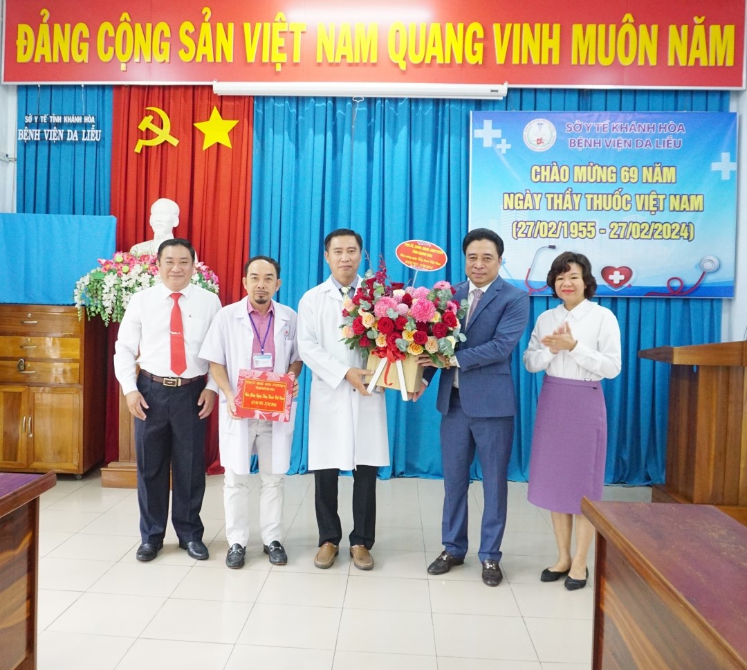 Phó Bí thư Thường trực Tỉnh ủy, Chủ tịch HĐND tỉnh Nguyễn Khắc Toàn thăm các cơ sở y tế