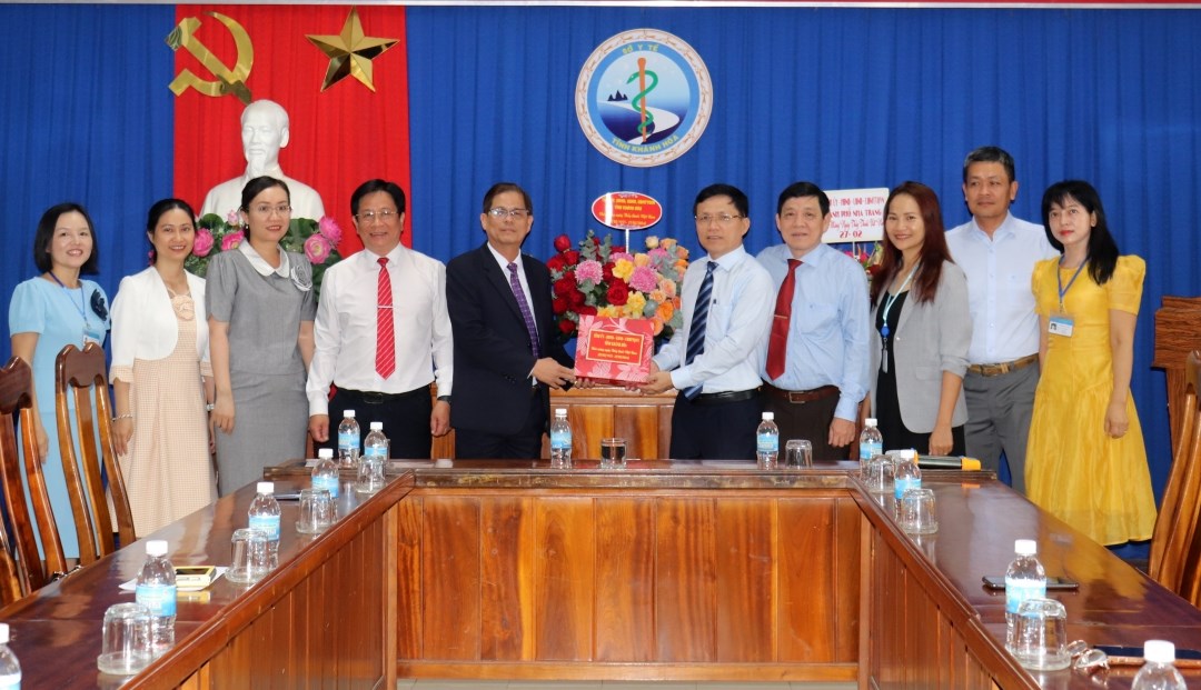 Chủ tịch UBND tỉnh Nguyễn Tấn Tuân thăm các cơ sở y tế
