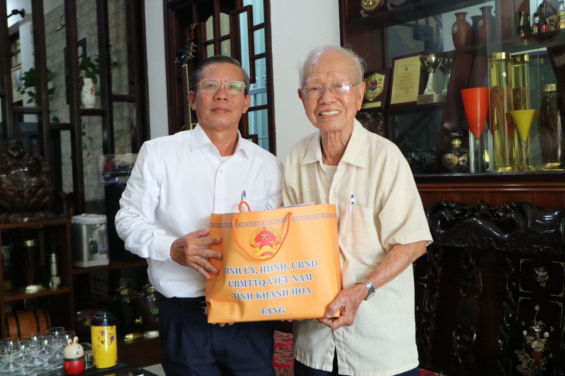 Chủ tịch UBMTTQ Việt Nam tỉnh Trần Ngọc Thanh thăm, tặng quà cho người có công với cách mạng