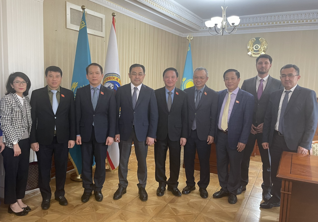 Xúc tiến việc hợp tác với TP. Almaty (Cộng hòa Kazakhstan)