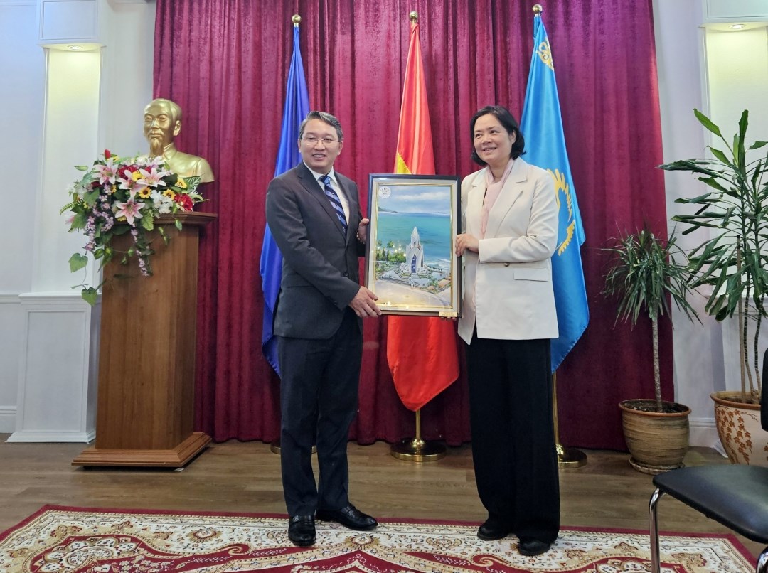 Lãnh đạo tỉnh Khánh Hòa làm việc với Đại sứ Việt Nam tại Cộng hòa Kazakhstan