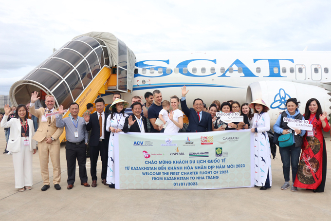 Đón khách du lịch từ Kazakhstan đến Khánh Hòa trong ngày đầu năm 2023