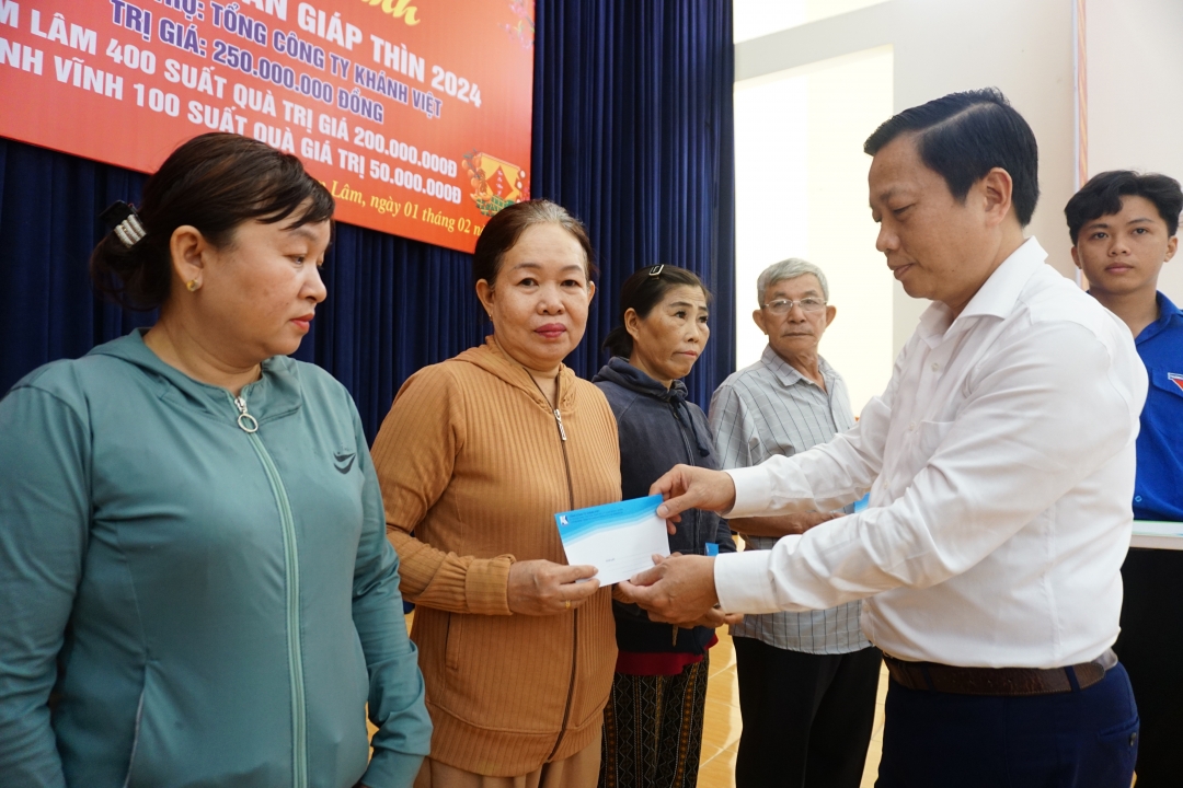 Trao 500 phần quà Tết cho hộ nghèo, cận nghèo, hộ khó khăn tại Cam Lâm và Khánh Vĩnh