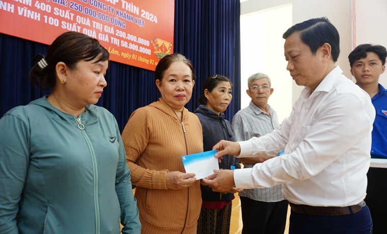 Trao 500 phần quà Tết cho hộ nghèo, cận nghèo, hộ khó khăn tại Cam Lâm và Khánh Vĩnh