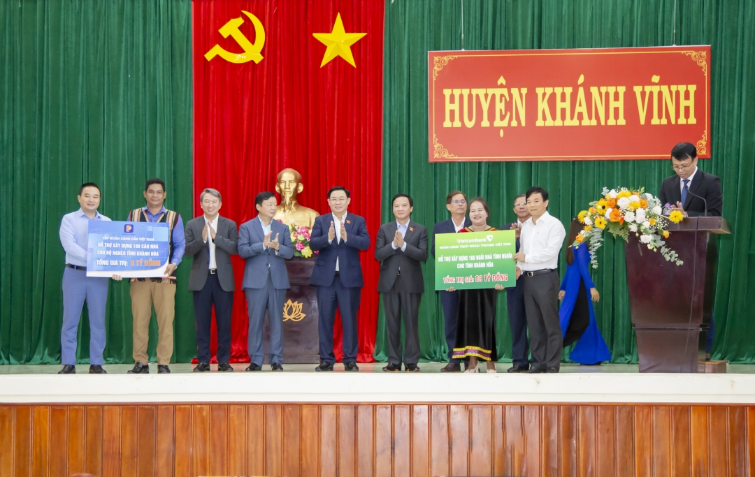 Chủ tịch Quốc hội Vương Đình Huệ dự lễ trao 200 căn nhà đại đoàn kết cho 2 huyện Khánh Sơn và Khánh Vĩnh