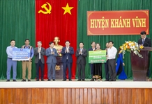 Chủ tịch Quốc hội Vương Đình Huệ dự lễ trao 200 căn nhà đại đoàn kết cho 2 huyện Khánh Sơn và Khánh Vĩnh