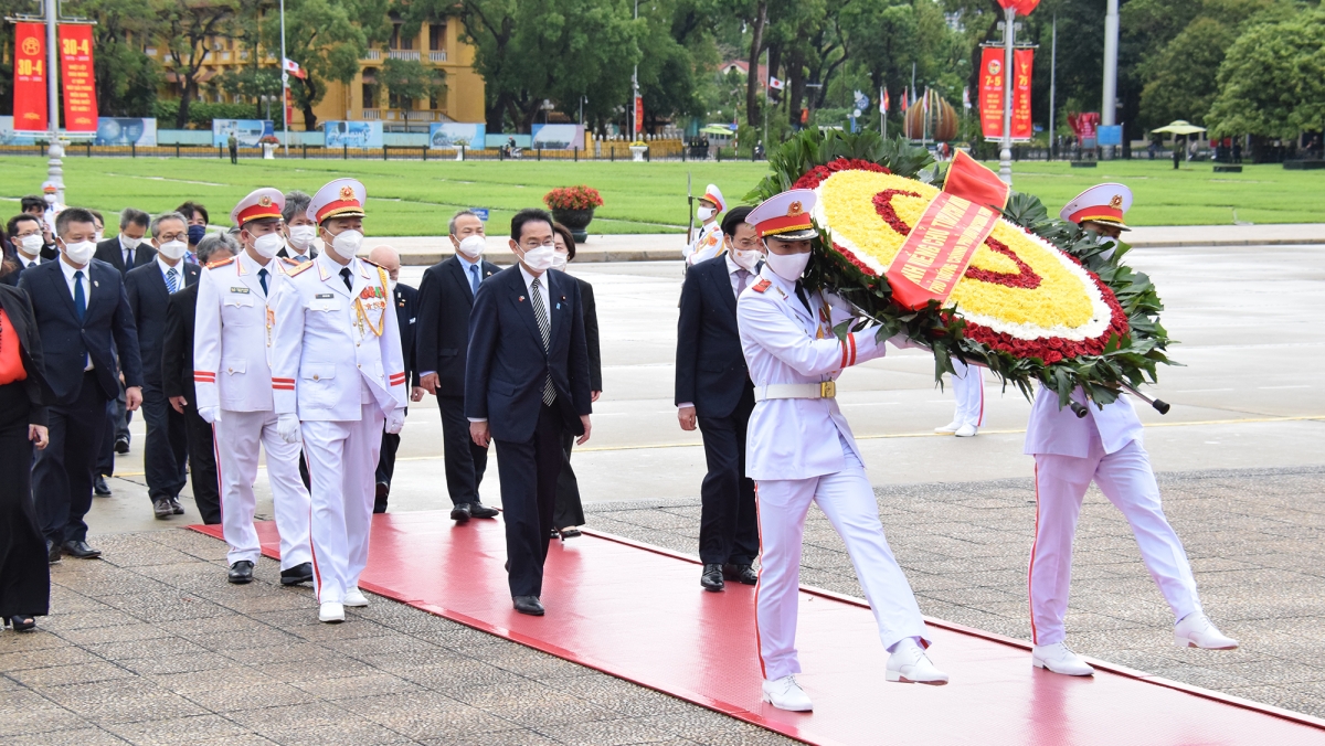           Thủ tướng Nhật Bản vào Lăng viếng Chủ tịch Hồ Chí Minh      