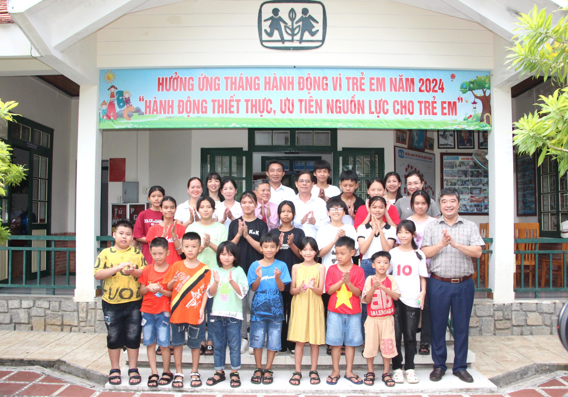 Chủ tịch UBND tỉnh Nguyễn Tấn Tuân thăm, tặng quà cho trẻ em tại 2 cơ sở bảo trợ xã hội