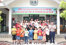 Chủ tịch UBND tỉnh Nguyễn Tấn Tuân thăm, tặng quà cho trẻ em tại 2 cơ sở bảo trợ xã hội