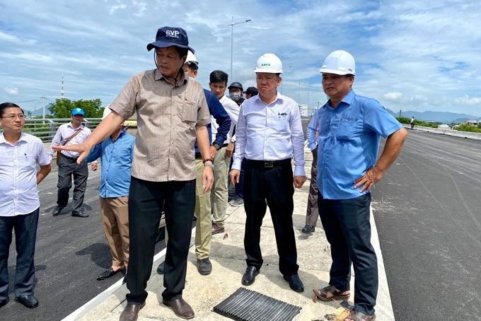 Ông Nguyễn Anh Tuấn thị sát tiến độ trước khi thông xe tạm thời một phần nút giao thông Ngọc Hội