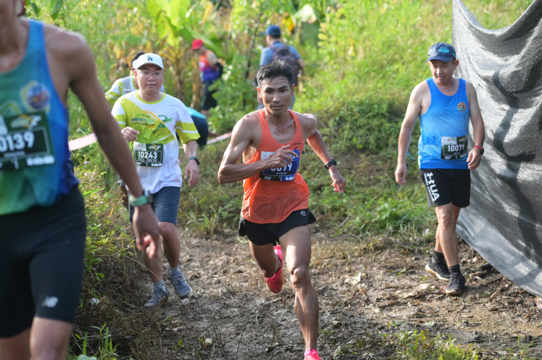 Hơn 500 vận động viên tham gia giải chạy Marathon và leo núi tại huyện Khánh Vĩnh