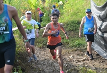 Hơn 500 vận động viên tham gia giải chạy Marathon và leo núi tại huyện Khánh Vĩnh
