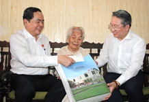 Phó Chủ tịch Thường trực Quốc hội Trần Thanh Mẫn thăm, tặng quà Mẹ Việt Nam anh hùng Võ Thị Mận
