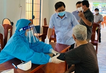 Chủ tịch UBND tỉnh Nguyễn Tấn Tuân kiểm tra việc tiêm vắc xin ở Nha Trang và Cam Lâm