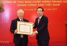 Tổng Bí thư Nguyễn Phú Trọng nhận Huy hiệu 55 năm tuổi Đảng