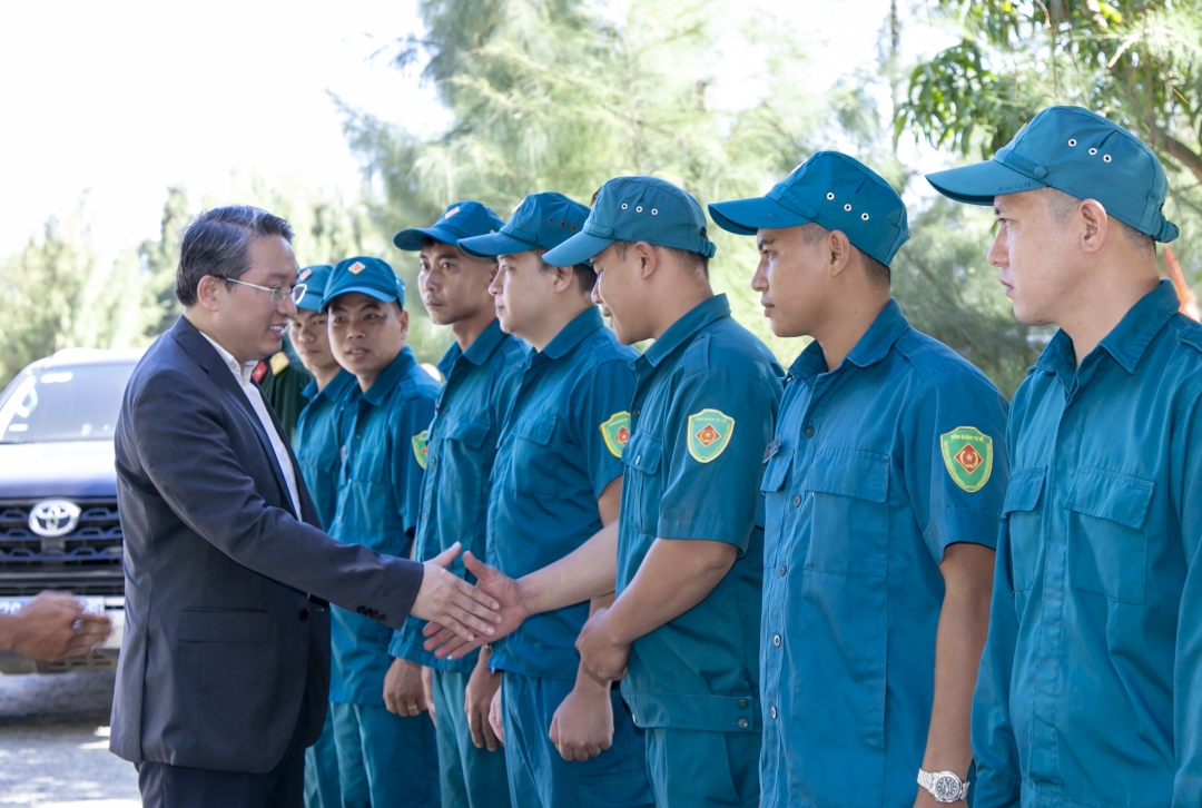 Bí thư Tỉnh ủy Nguyễn Hải Ninh thăm, chúc Tết đơn vị trực chiến tại Vạn Ninh