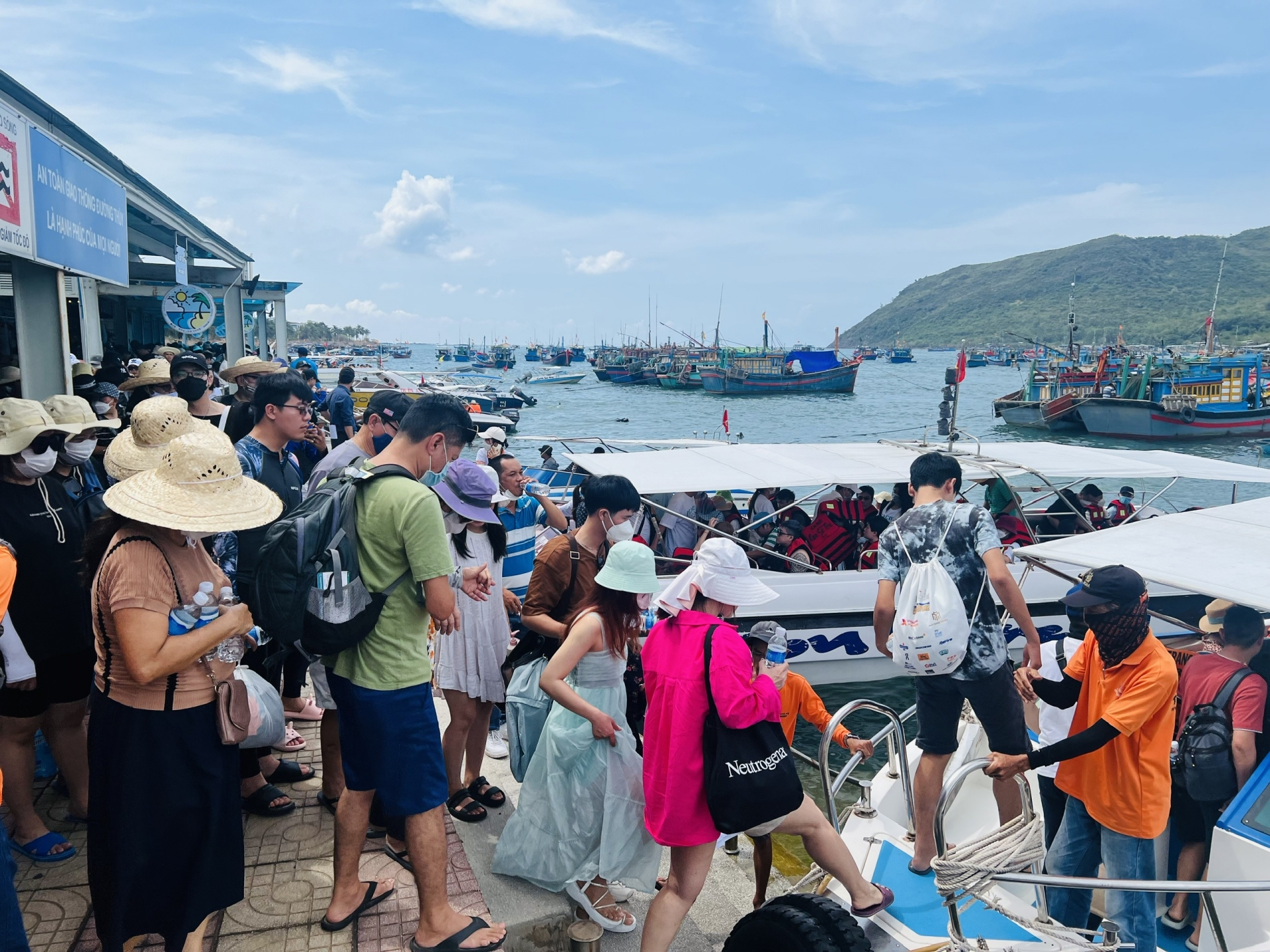Khánh Hòa đón gần 200.000 lượt khách lưu trú, doanh thu du lịch hơn 854 tỷ đồng trong đợt lễ 30-4, 1-5