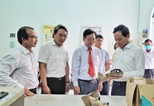 Phó Thủ tướng Trần Lưu Quang thăm cán bộ, giáo viên Trung tâm Phục hồi chức năng - Giáo dục trẻ em khuyết tật tỉnh