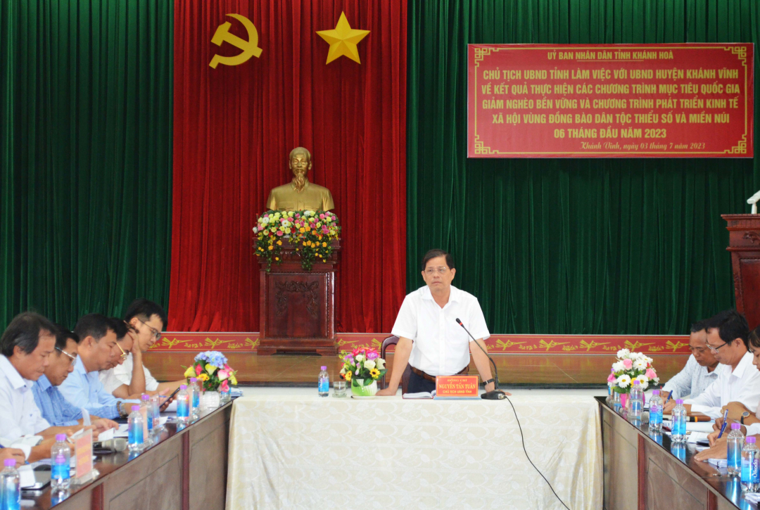 Ông Nguyễn Tấn Tuân làm việc với UBND huyện Khánh Vĩnh về kết quả thực hiện 2 chương trình mục tiêu quốc gia 6 tháng đầu năm