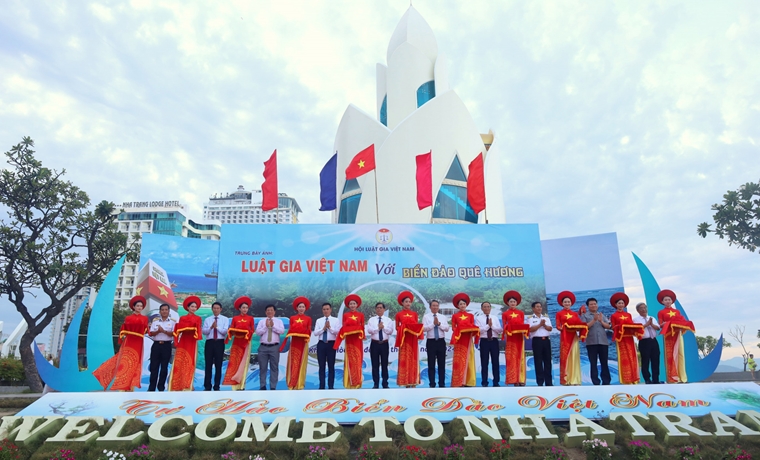 Khai mạc Tuần lễ trưng bày ảnh “Luật gia Việt Nam với biển, đảo quê hương”