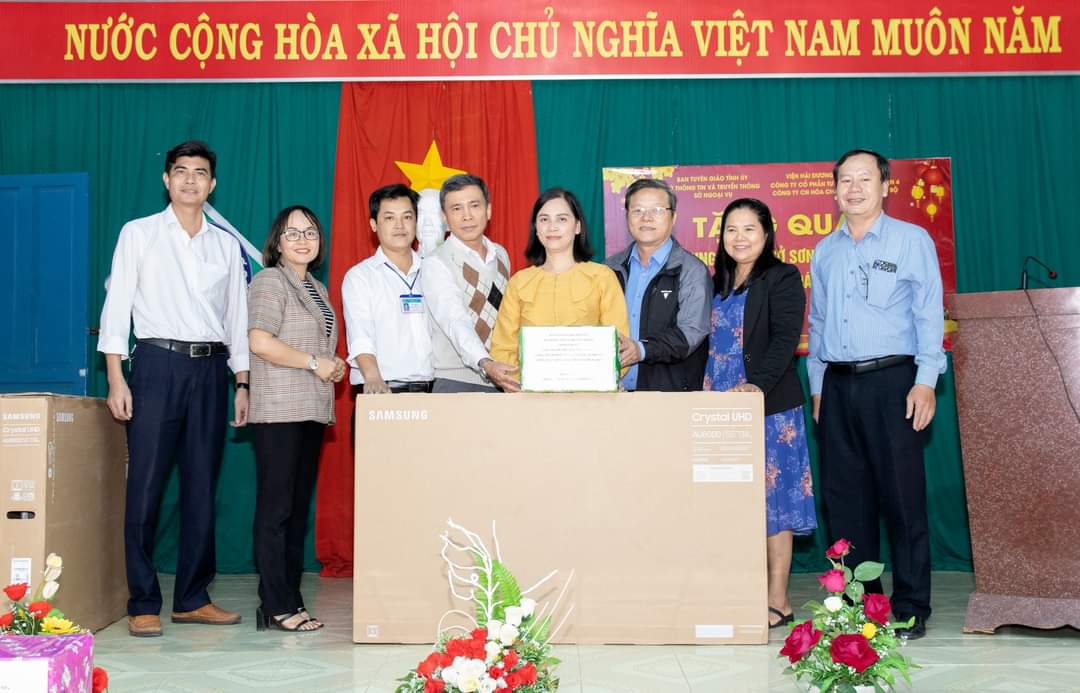 Đoàn công tác các đơn vị giúp đỡ xã Sơn Lâm thăm và tặng quà Tết Trường Trung học cơ sở Sơn Lâm