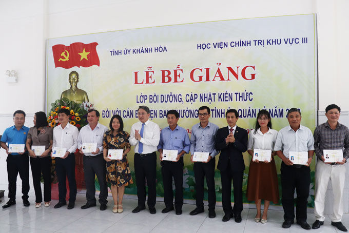 Bế giảng lớp bồi dưỡng, cập nhật kiến thức đối với cán bộ diện Ban Thường vụ Tỉnh ủy quản lý