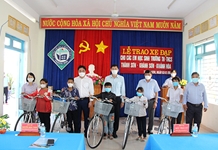 Trao tặng 100 xe đạp cho các em học sinh Trường Tiểu học và Trung học cơ sở Thành Sơn