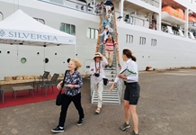 Tàu Silver Muse đưa hơn 400 khách quốc tế đến tham quan Nha Trang