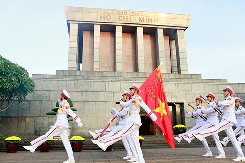 Thiêng liêng Lễ chào cờ ở Quảng trường Ba Đình