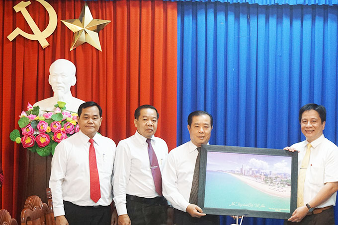 Lãnh đạo Ban Tuyên giáo Tỉnh ủy tiếp đoàn công tác Ban Tuyên huấn Thủ đô Viêng Chăn (Lào)
