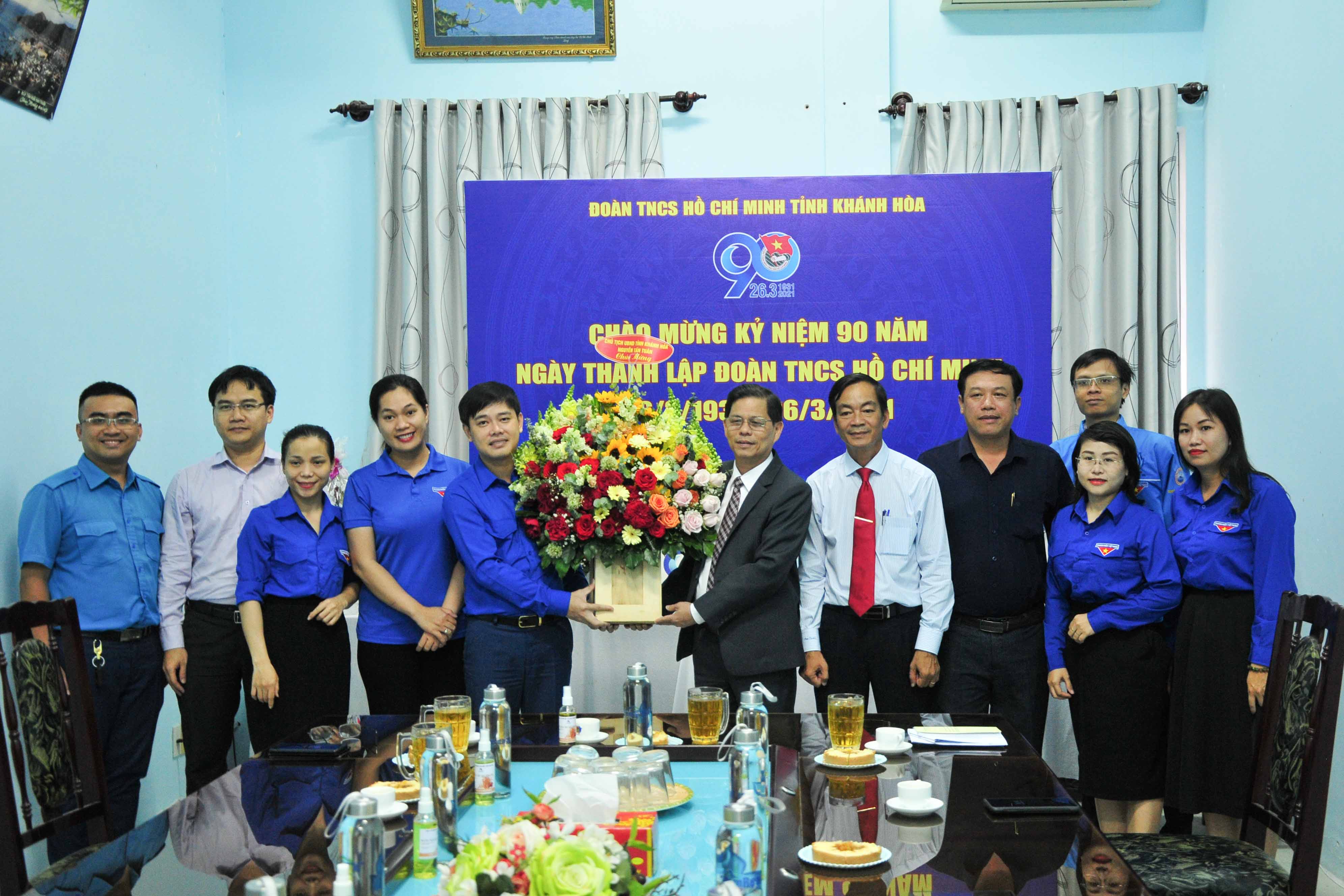 Chủ tịch UBND tỉnh Nguyễn Tấn Tuân thăm, chúc mừng Tỉnh đoàn