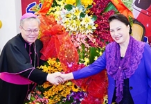 Chủ tịch QH Nguyễn Thị Kim Ngân thăm, chúc mừng lễ Giáng sinh Tổng Giám mục Giáo phận Huế