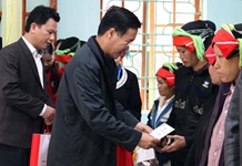Đồng chí Võ Văn Thưởng thăm, tặng quà đồng bào diện chính sách huyện Vị Xuyên