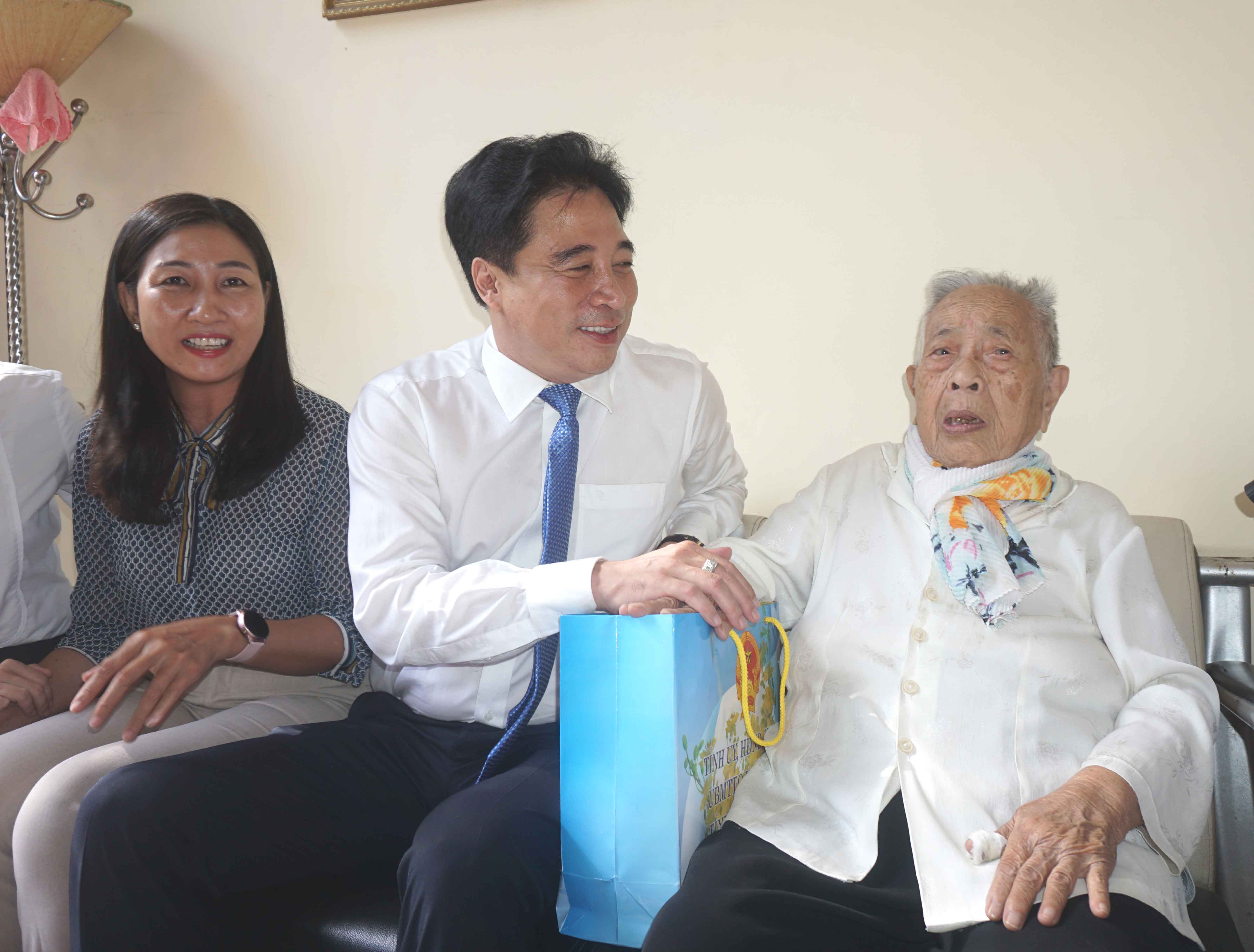 Đồng chí Phó Bí thư Thường trực Tỉnh ủy Nguyễn Khắc Toàn thăm, tặng quà các gia đình lão thành cách mạng