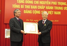 Trao Huy hiệu 50 năm tuổi Đảng tặng Tổng Bí thư Nguyễn Phú Trọng