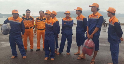 Kịp thời cứu 13 thuyền viên bị nạn trên biển