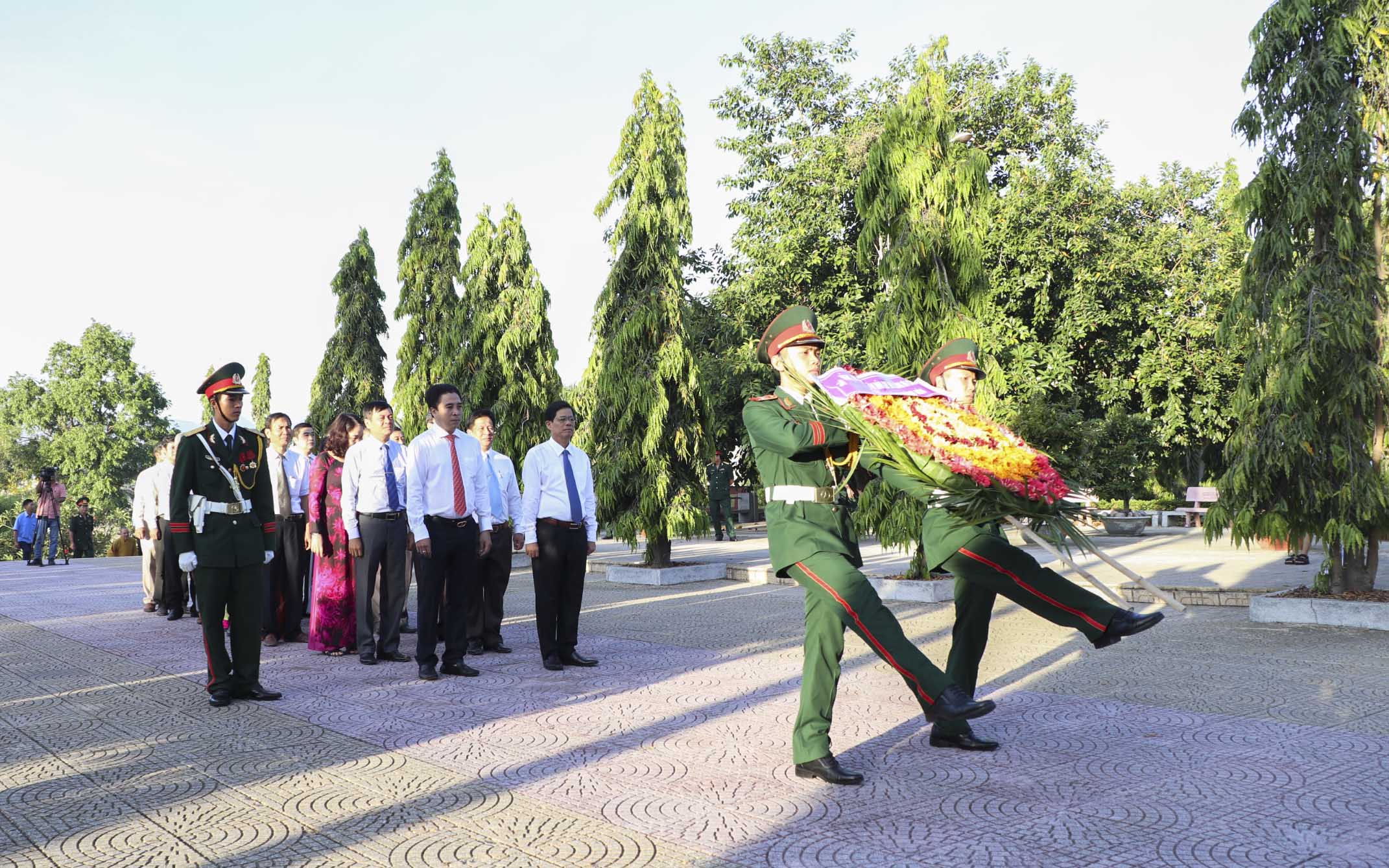 Lãnh đạo tỉnh và TP. Nha Trang: Viếng, đặt vòng hoa tại Nghĩa trang liệt sĩ Hòn Dung