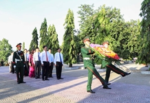 Lãnh đạo tỉnh và TP. Nha Trang: Viếng, đặt vòng hoa tại Nghĩa trang liệt sĩ Hòn Dung