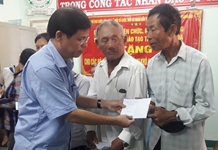 Trao 51 suất quà cho người dân huyện Vạn Ninh