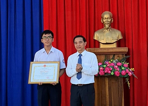 Trao bằng khen của Chủ tịch UBND tỉnh Khánh Hòa cho em Hồ Lê Minh Quân