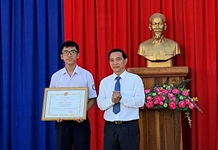 Trao bằng khen của Chủ tịch UBND tỉnh Khánh Hòa cho em Hồ Lê Minh Quân